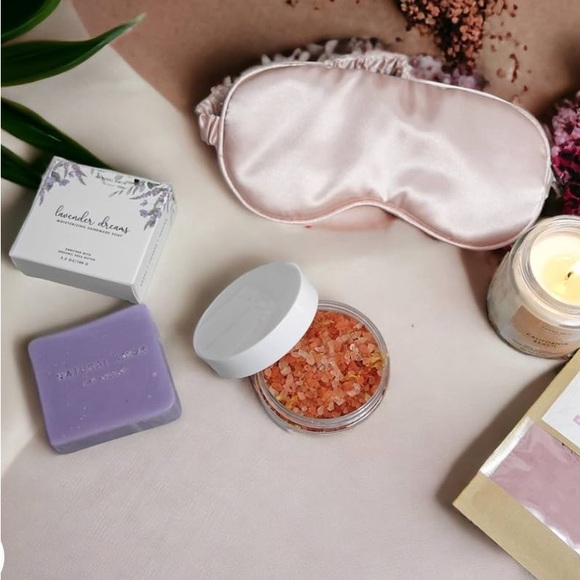 🌸Spa 5 piece gift set. Set includes soap, clay mask, bath salt, candle eye mask - Picture 4 of 13